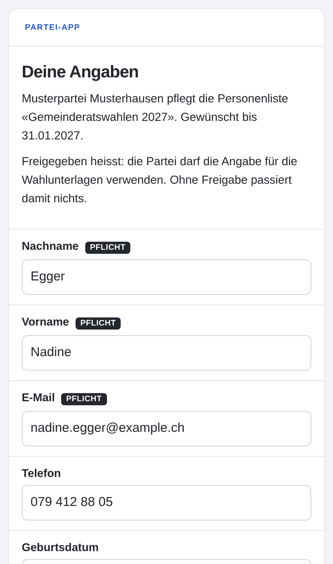Das Freigabeformular auf einem Telefon: Nachname, Vorname und E-Mail als Pflichtfelder, darunter Telefon und Geburtsdatum, alle mit den Angaben der kandidierenden Person gefüllt.